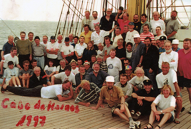Немецкие трейнизы, прошедшие в 1997 году мыс Горн (фото из корабельной стенгазеты того времени)