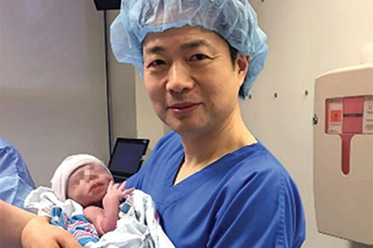 Доктор Джон Чан с младенцем