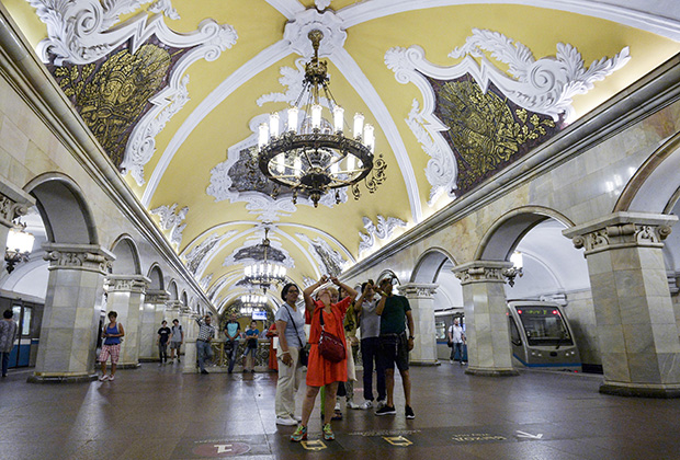 Туристы на станции «Комсомольская» кольцевой линии Московского метрополитена