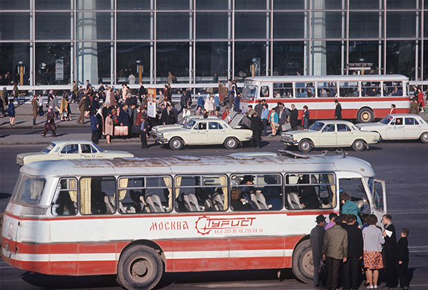 Москва, 1970-е. Площадь перед зданием Курского вокзала