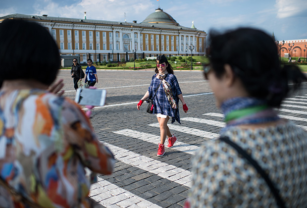 Туристы на территории Московского Кремля