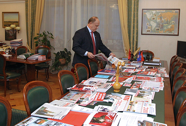 Геннадию Зюганову как руководителю фракции КПРФ в Госдуме полагается просторный кабинет