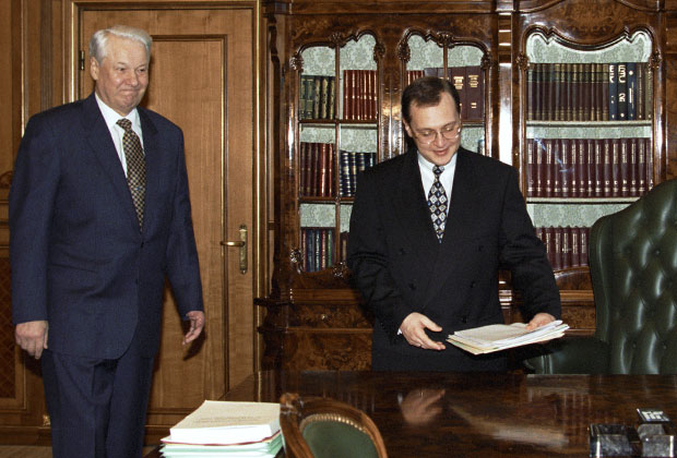 Президент России Борис Ельцин и премьер-министр Сергей Кириенко во время вступления последнего в должность, 1998 год