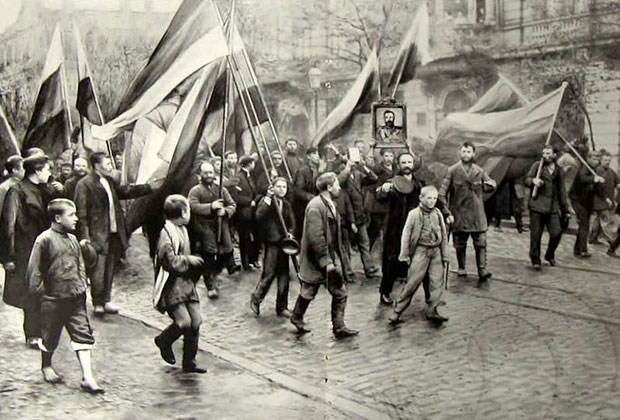 Монархисты несут флаги по улицам Одессы, 1905 год