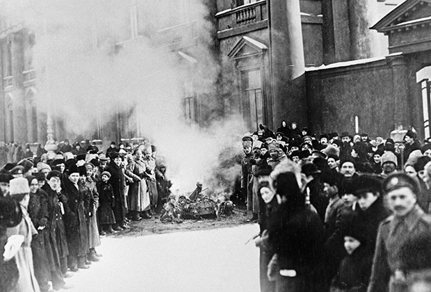 Сожжение государственных гербов и символов у Аничкова дворца во время Февральской революции