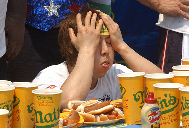 Такеру Кобаяши из Японии на конкурсе поедания хот-догов Nathan's Famous в Нью-Йорке