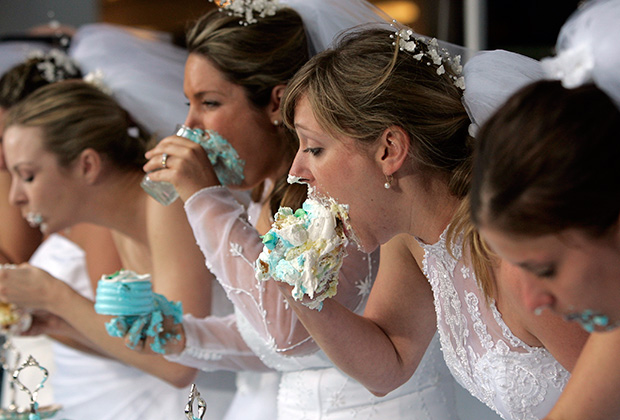Невесты соревнуются в поедании свадебных пирогов на телешоу Bridezilla Ultimate Cake Eating Contest в Нью-Йорке