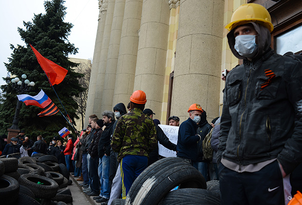 Пророссийские активисты у здания Харьковской обладминистрации, весна 2014 года