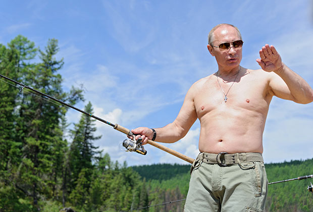 Президент России Владимир Путин рыбачит на реке Урбун — притоке Енисея в Красноярском крае, июль 2013 года
