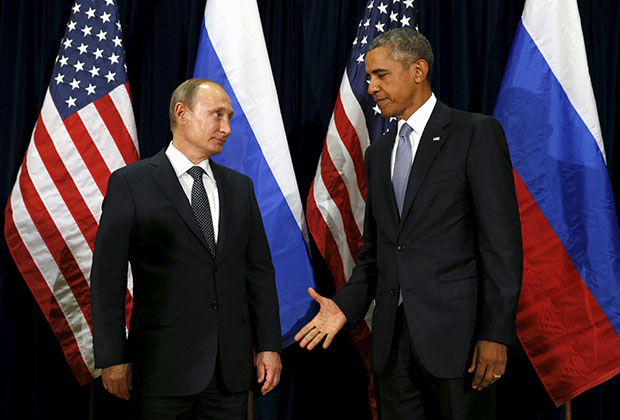 Президент США Барак Обама протягивает своему российскому коллеге Владимиру Путину руку на встрече в Генасамблее ООН, сентябрь 2015 года