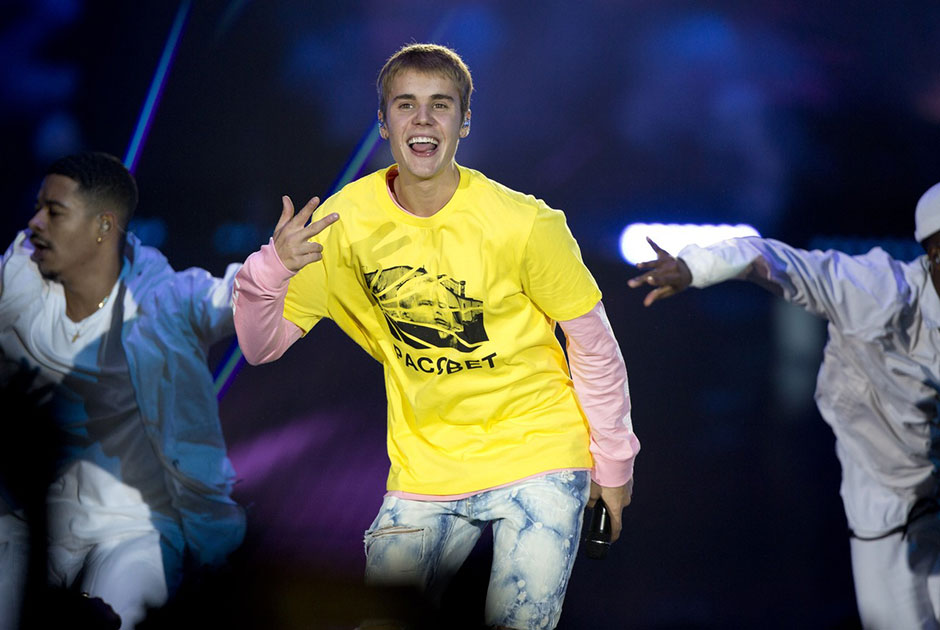На днях канадский певец Джастин Бибер появился на концерте в Лондоне в желтой футболке с надписью по-русски «Рассвет». Дизайн майки создан российским модельером Гошей Рубчинским.