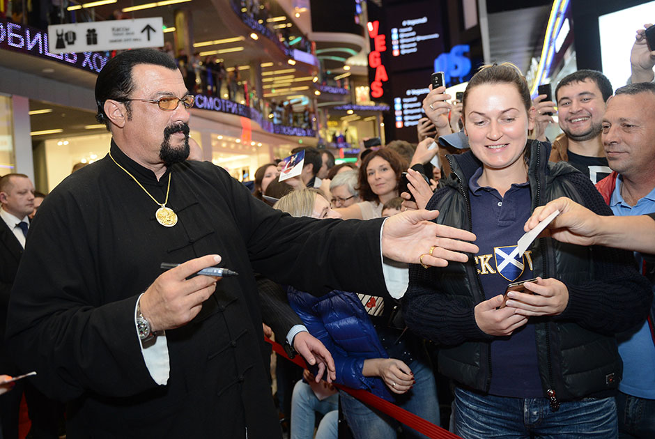Американский актер, кинопродюсер и сценарист, мастер боевых искусств и музыкант Стивен Сигал подписал именную звезду на московской Аллее Славы и раздает автографы преданным фанатам. 