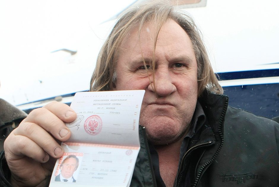 Французский актер Жерар Депардье получил российское гражданство и с гордостью демонстрирует российский паспорт в аэропорту Саранска.