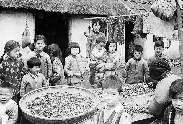 Жители деревни, расположенной возле Шанхая. 11 июня 1961