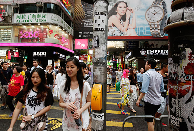 Улица в гонконгском районе Козуэй-Бей. 22 июля 2014