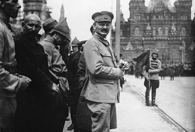 Лев Троцкий на военном параде на Красной площади в 1918 году 