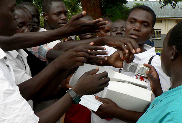 Сотрудники Красного Креста раздают презервативы жителям Уганды