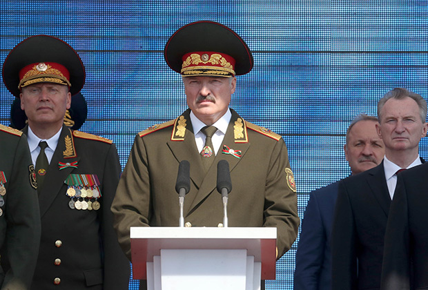Александр Лукашенко говорит, что надо сохранить праздник, потому что люди привыкли его отмечать