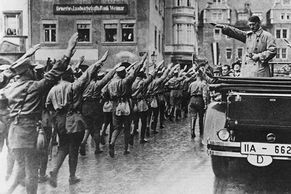 Адольф Гитлер проезжает перед штурмовыми отрядами СА, 1930 год