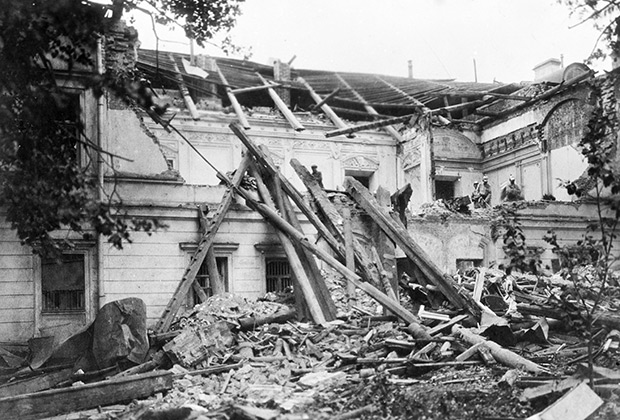 Разрушенное взрывом здание Московского комитета РКП(б) в Леонтьевском переулке в результате террористического акта, совершенного группой анархистов, 1919 год