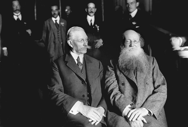 Участники Государственного совещания Павел Николаевич Милюков (слева) и Петр Алексеевич Кропоткин