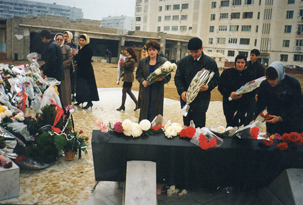 1997 год. Первая годовщина теракта. Мемориал на месте взорванного дома