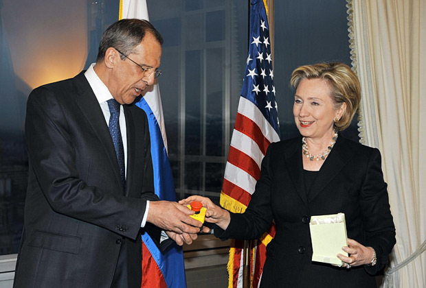 Госсекретарь США Хиллари Клинтон подарила главе МИД России Сергею Лаврову сувенир в виде кнопки, на которой латинскими буквами было написано Peregruzka, 2009 год