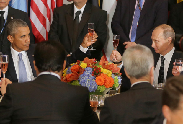 Во время обеда в рамках сессии Генассамблеи ООН в Нью-Йорке Путин и Обама подняли бокалы шампанского, 2015 год 