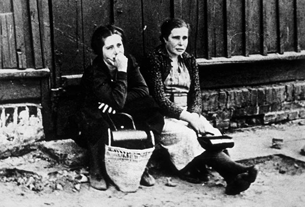 На улице в Варшаве во время германской оккупации