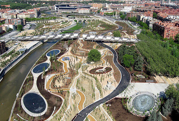 Парк и прогулочная зона Madrid Rio в Мадриде