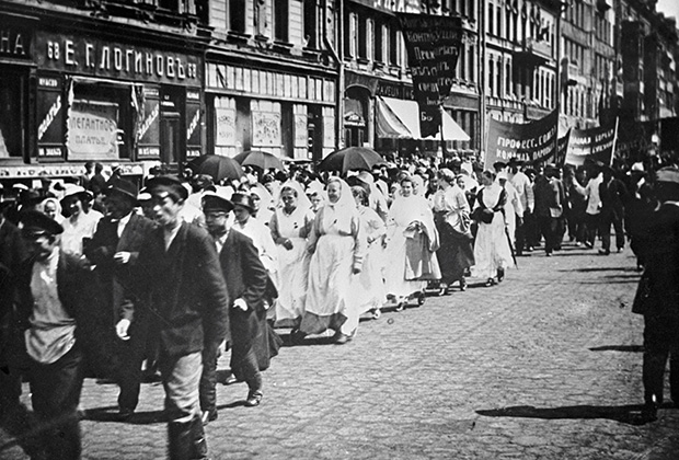 Политическая демонстрация против Временного правительства под лозунгом «Вся власть Советам»; Петроград, 18 июня 1917 года