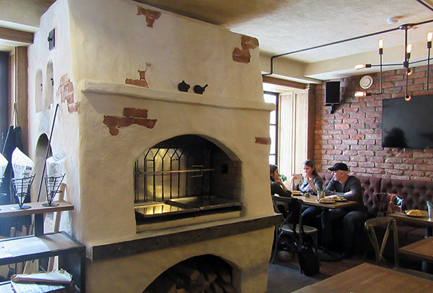 В центре зала Zavod Bar — русская печь, где и готовятся самые вкусные блюда