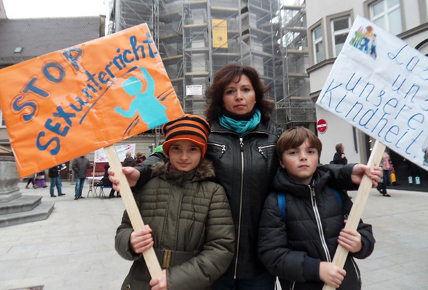 Ирина Хефнер с детьми на демонстрации в Аугсбурге 