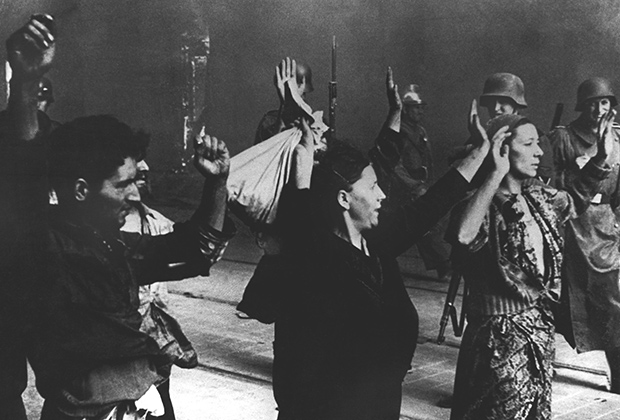 Еврейских женщин конвоируют немецкие солдаты. Варшава, сентябрь 1939 года