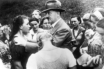 Адольф Гитлер в окружении девушек