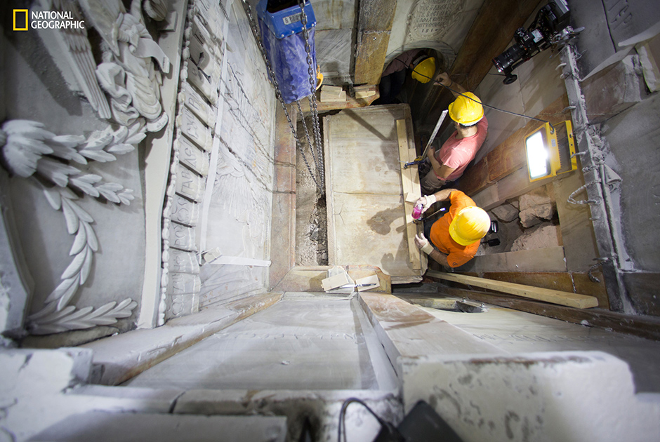 Рабочие снимают мраморную плиту, закрывавшую Гроб Господень. На согласование работ потребовалось разрешение глав общин, которые пользуются храмом.