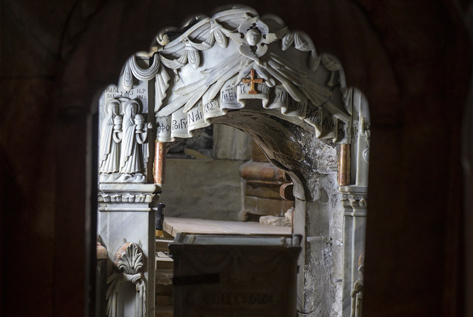 Мраморная плита была установлена на погребальном ложе Гроба Господня в 1555 году францисканцем Бонифацием Рагузским для защиты святыни от желающих унести с собой ее частицу. Паломники пытались отколоть кусочки реликвии и тем самым разрушали ее.
