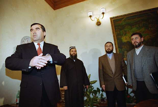Президент Таджикистана Эмомали Рахмонов и делегация Объединенной таджикской оппозиции, на втором плане слева — Саид Абдулло Нури