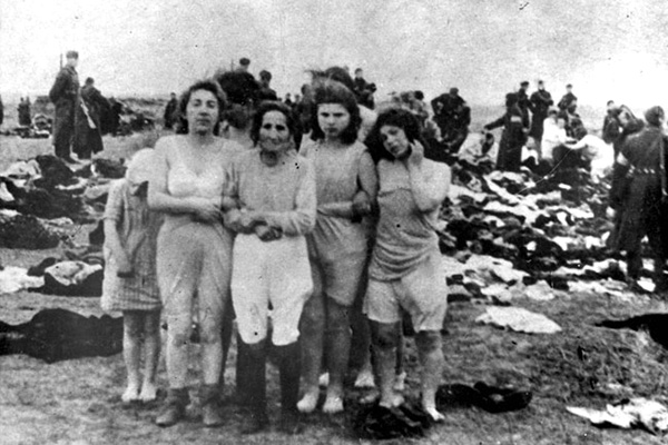 December 15-17, 1941
Jewish women before their execution in Skede, Latvia