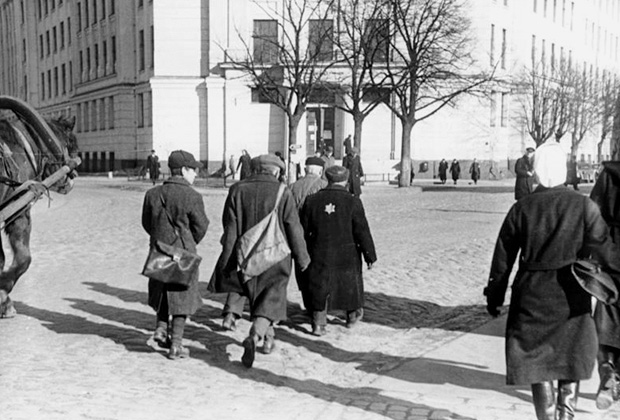 Латвийские евреи на пути к Рижскому гетто