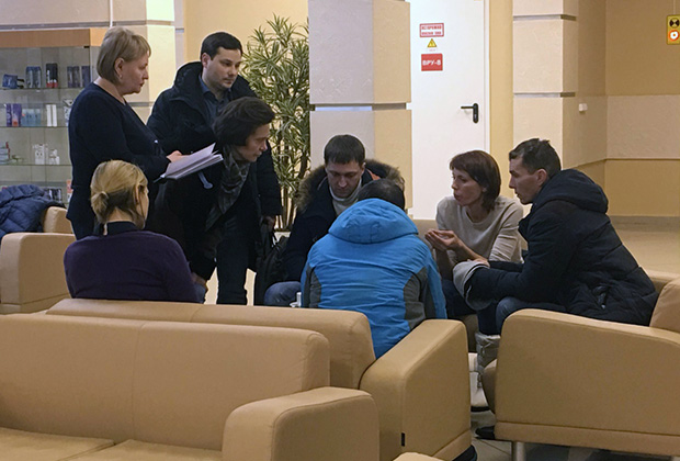 Родственники погибших и пострадавших беседуют с психологами в гостинице «Олимпийская» в Ханты-Мансийске