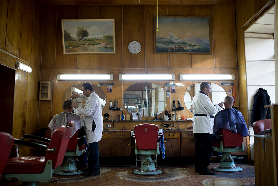 Среди сотрудников цирюльни — мужчины от 35 до 84 лет. 

Самый старший парикмахер Ханаев Аристакесян рассказал, что раньше в парикмахерской могли за час обслужить до 90 человек. Сейчас 11 работников обслуживают около 50 человек в день. 

