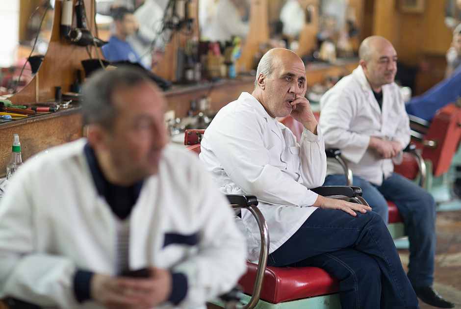 После полудня основная часть посетителей уже острижена, поэтому парикмахеры занимаются своими делами: играют в нарды и обсуждают последние новости. 