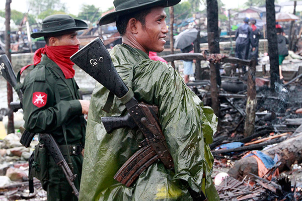 Бирманские солдаты на руинах сожженного дома в столице штата Ракхайн