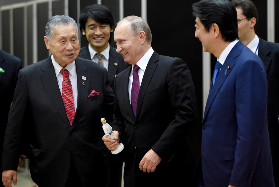 Владимир Путин во время визита в Токио, держит в руках статуэтку основателя дзюдо Дзигоро Кано