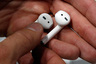 Apple запретила пользователям искать потерянные наушники AirPods