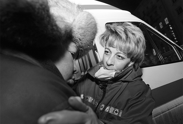 Елизавета Глинка оказывает медицинскую помощь бездомным на Павелецком вокзале в Москве