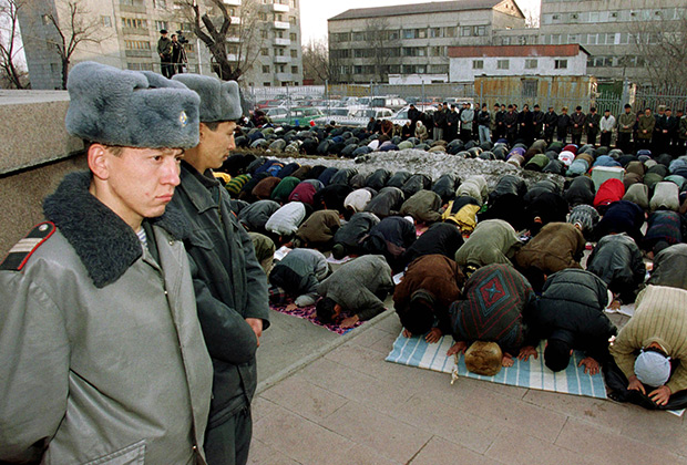 Казахстанские полицейские у мечети в Алма-Ате