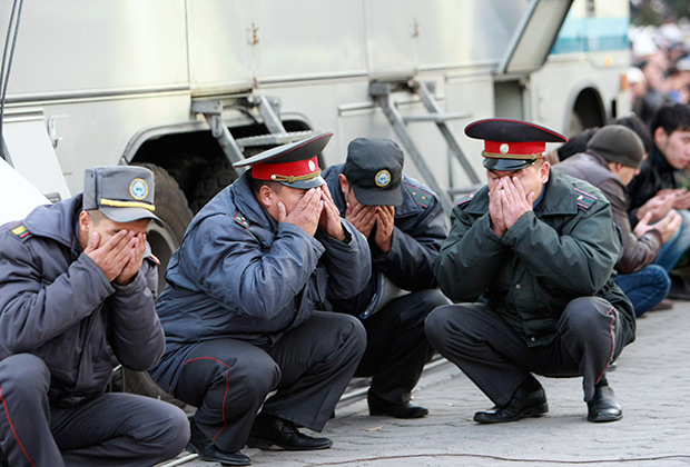 Милиционеры в Бишкеке на празднике Курбан-Байрам 