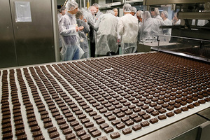 Шоколад с проблемами Почему Порошенко решил продать фабрику Roshen в Липецке